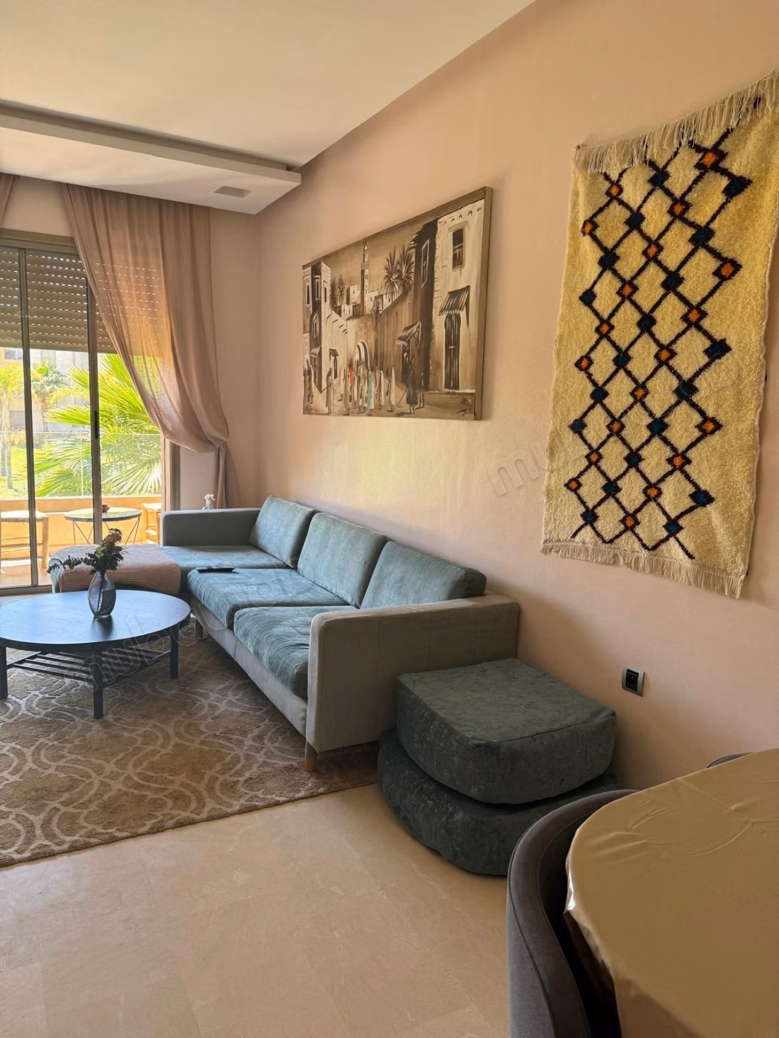 Louez cet appartement à Riad Al Atlas. Superficie 120 m². Bien meublé