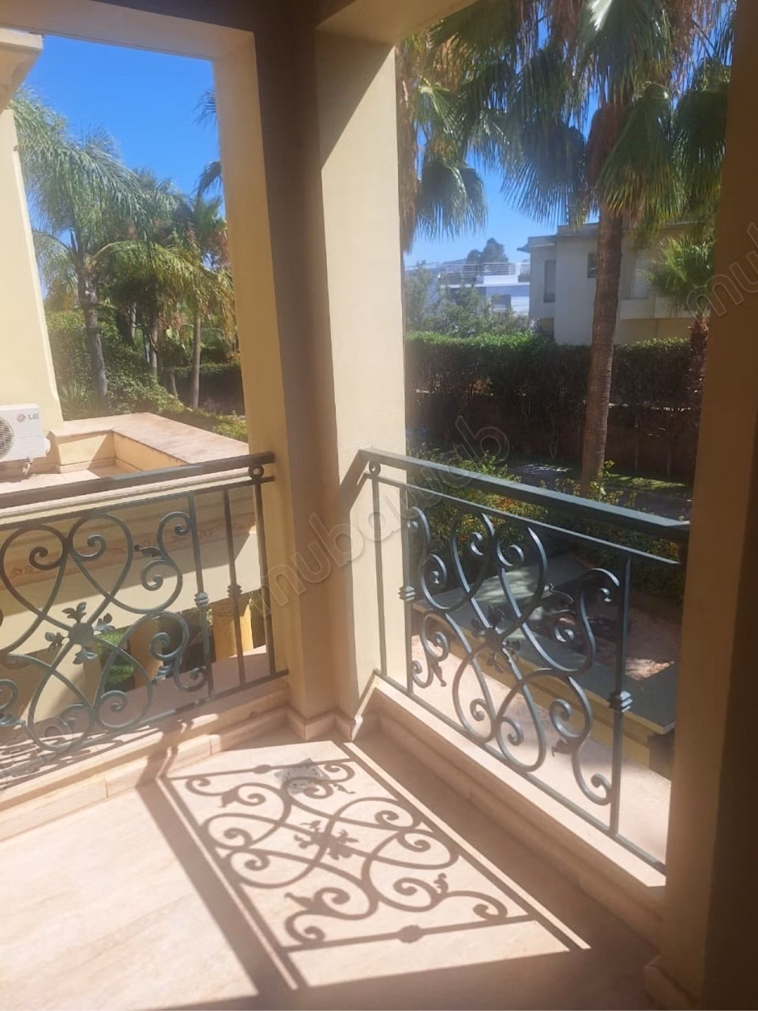 Casa lujosa en venta en California. 4 habitaciones agradables. Piscina, aire acondicionado