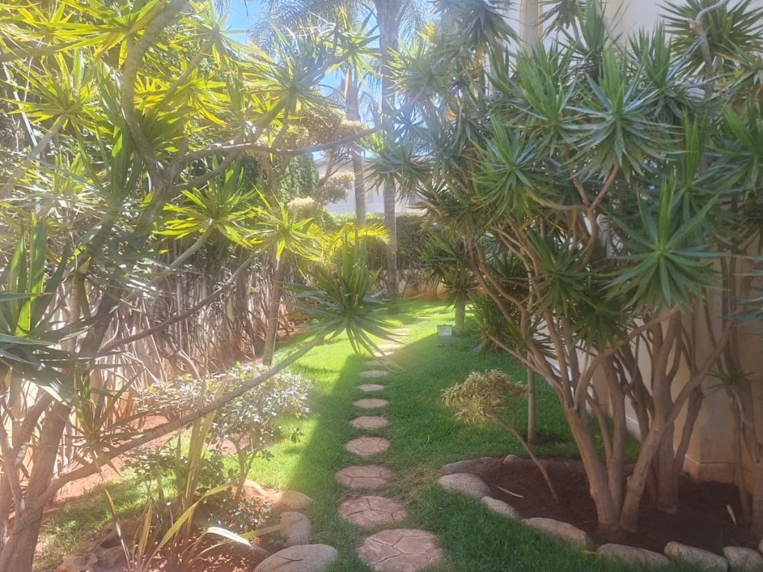 Casa lujosa en venta en California. 4 habitaciones agradables. Piscina, aire acondicionado