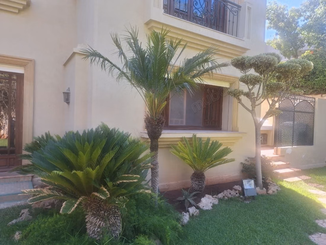 Casa lujosa en venta en California. 4 habitaciones agradables. Piscina, aire acondicionado