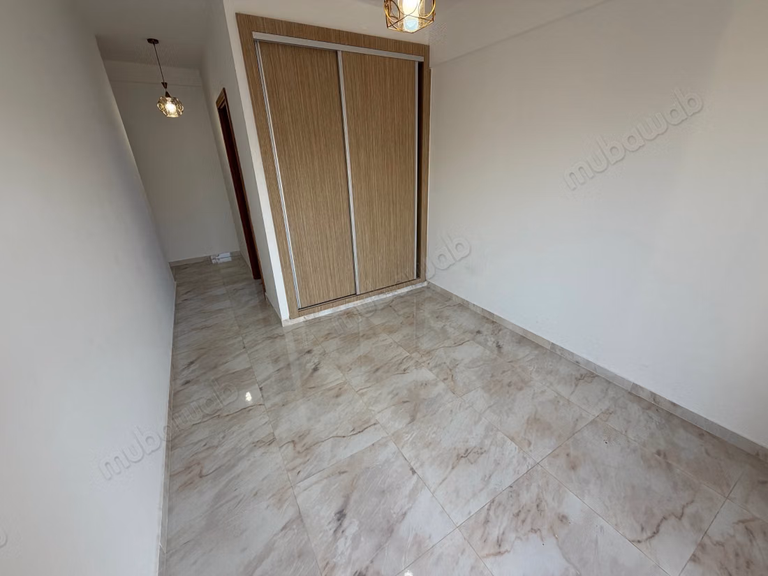 Affitto di un appartamento a Harhoura. 3 camere confortevoli. Porta blindata e sistema di doppio vetro