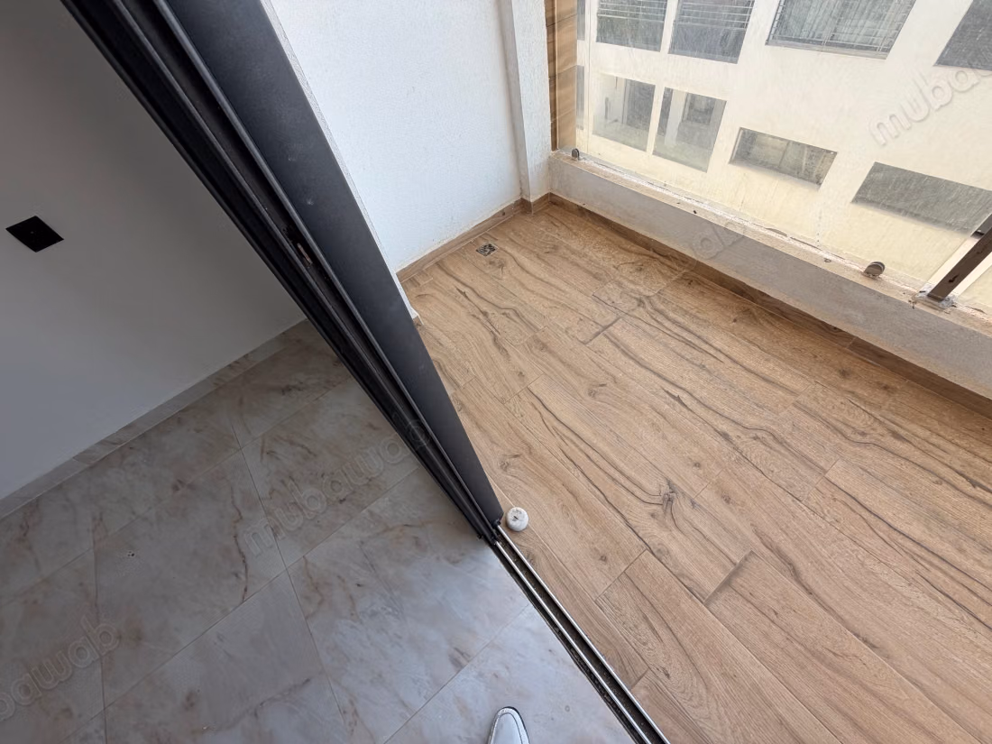 Affitto di un appartamento a Harhoura. 3 camere confortevoli. Porta blindata e sistema di doppio vetro
