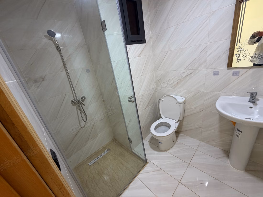 Affitto di un appartamento a Harhoura. 3 camere confortevoli. Porta blindata e sistema di doppio vetro