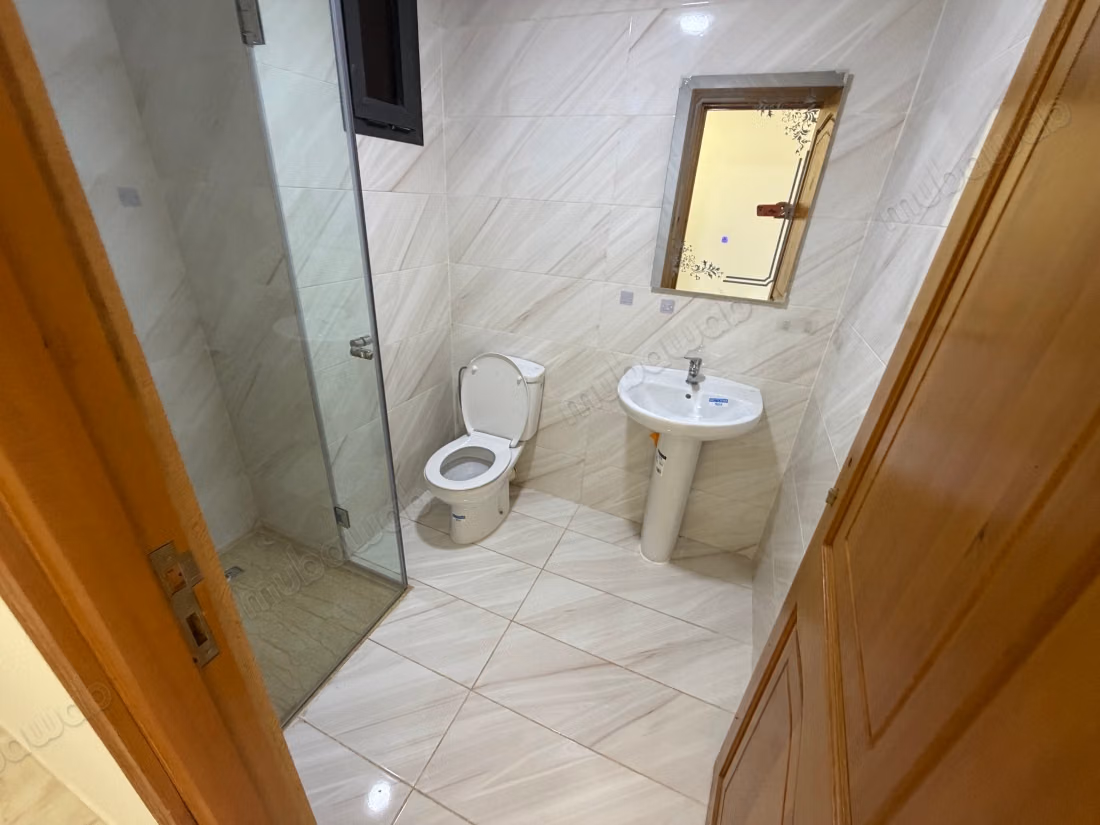 Affitto di un appartamento a Harhoura. 3 camere confortevoli. Porta blindata e sistema di doppio vetro