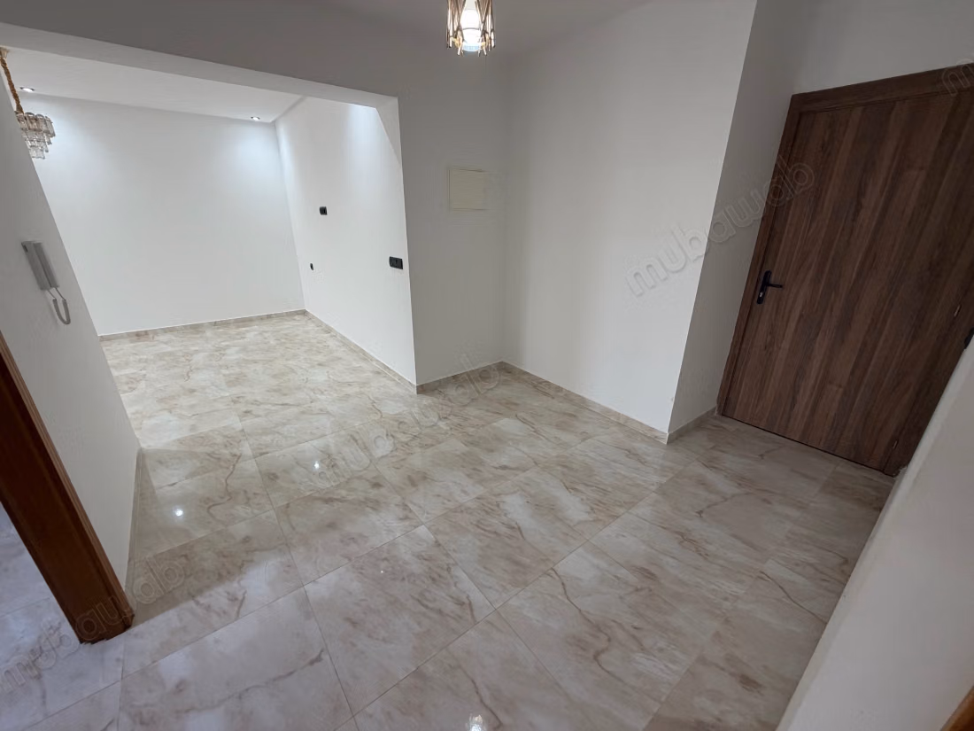 Affitto di un appartamento a Harhoura. 3 camere confortevoli. Porta blindata e sistema di doppio vetro