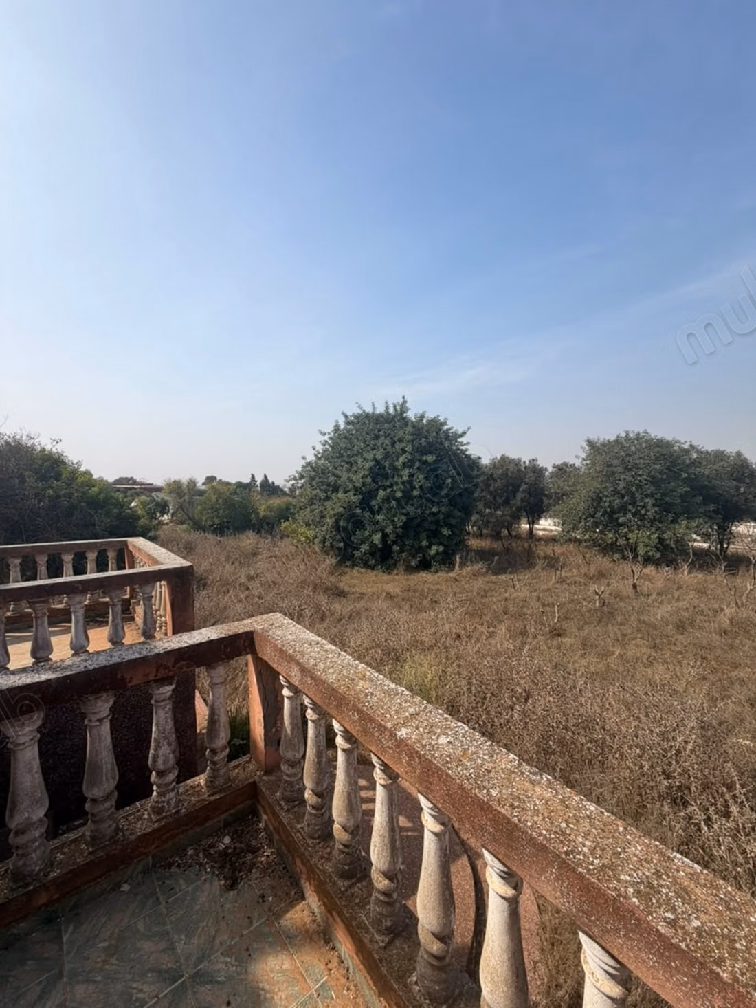Agréable ferme à vendre à Fdalate.
Surface totale 47407 m².
Garage