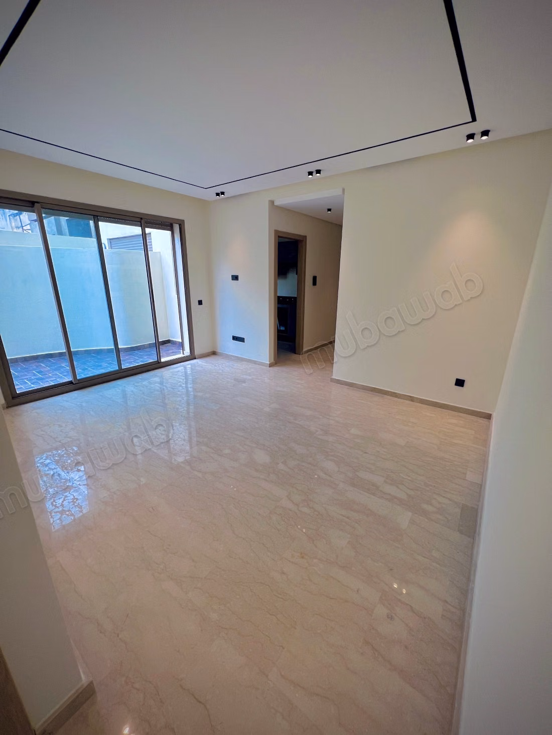 Hermoso apartamento en venta en Al-Amirat. Área total de 80 m². Balcón y ascensor