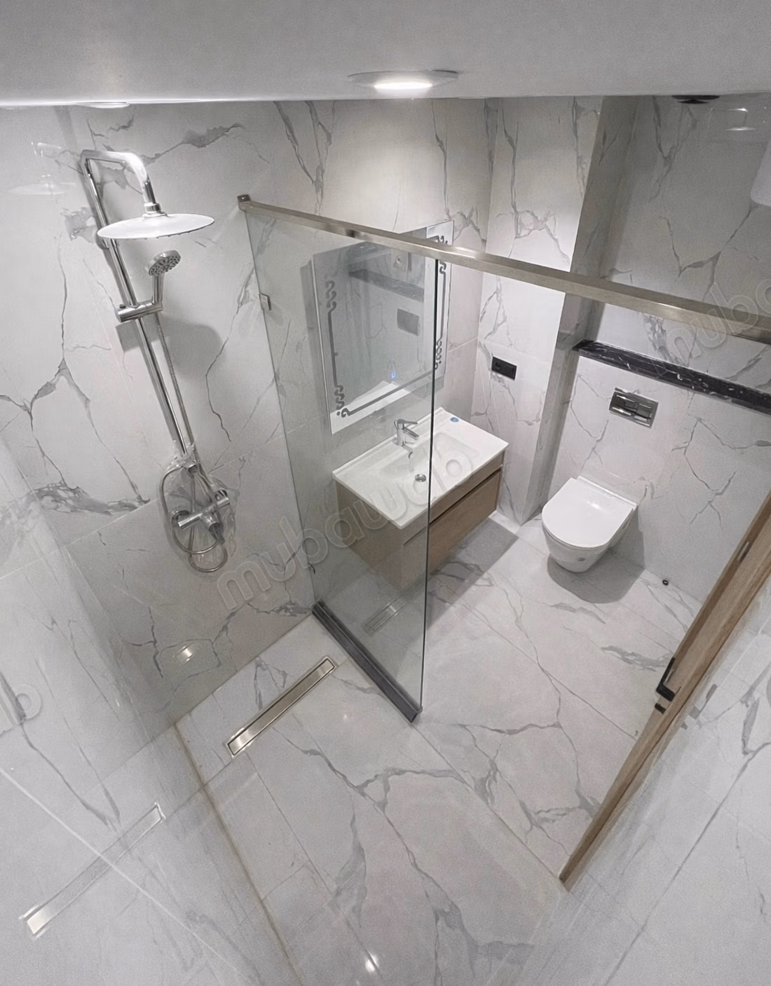 Hermoso apartamento en venta en Al-Amirat. Área total de 80 m². Balcón y ascensor