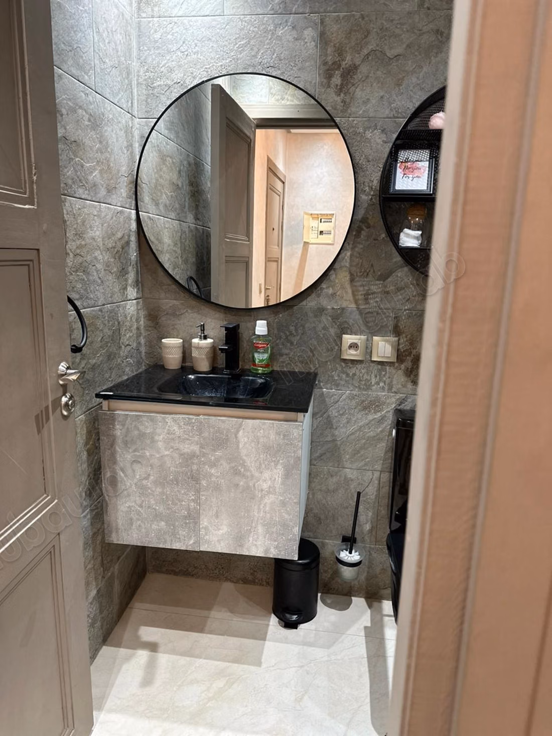 Bel appartement en location à Ouasis. 
1 chambre. 
Bien meublé