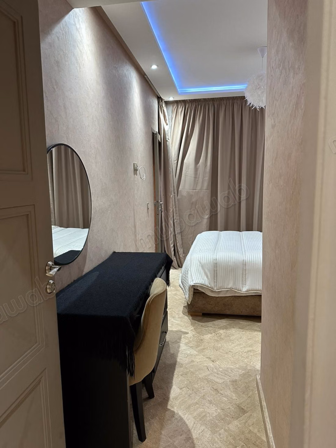 Bel appartement en location à Ouasis. 
1 chambre. 
Bien meublé