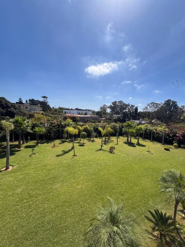 Villa de luxe à vendre à Souissi. 
Surface de 2000 m². 
Service de concierge et climatisation