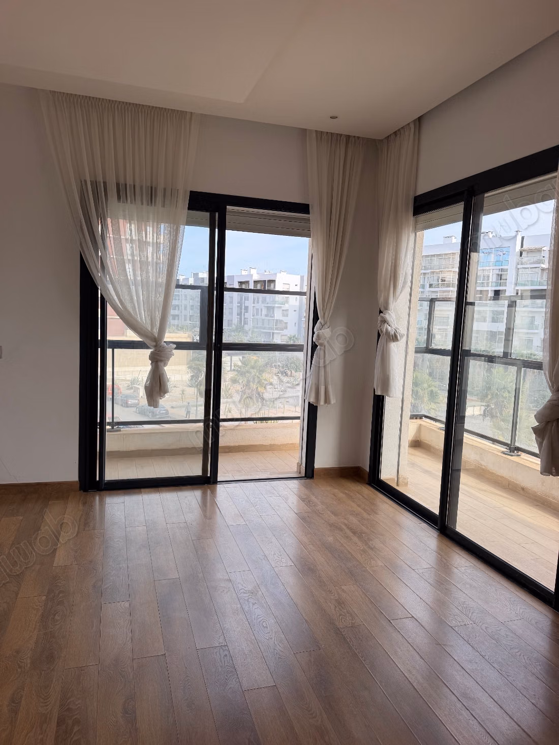 Vend appartement à Riyad. 
Surface totale 122 m². 
Porte blindée et résidence sécurisée
