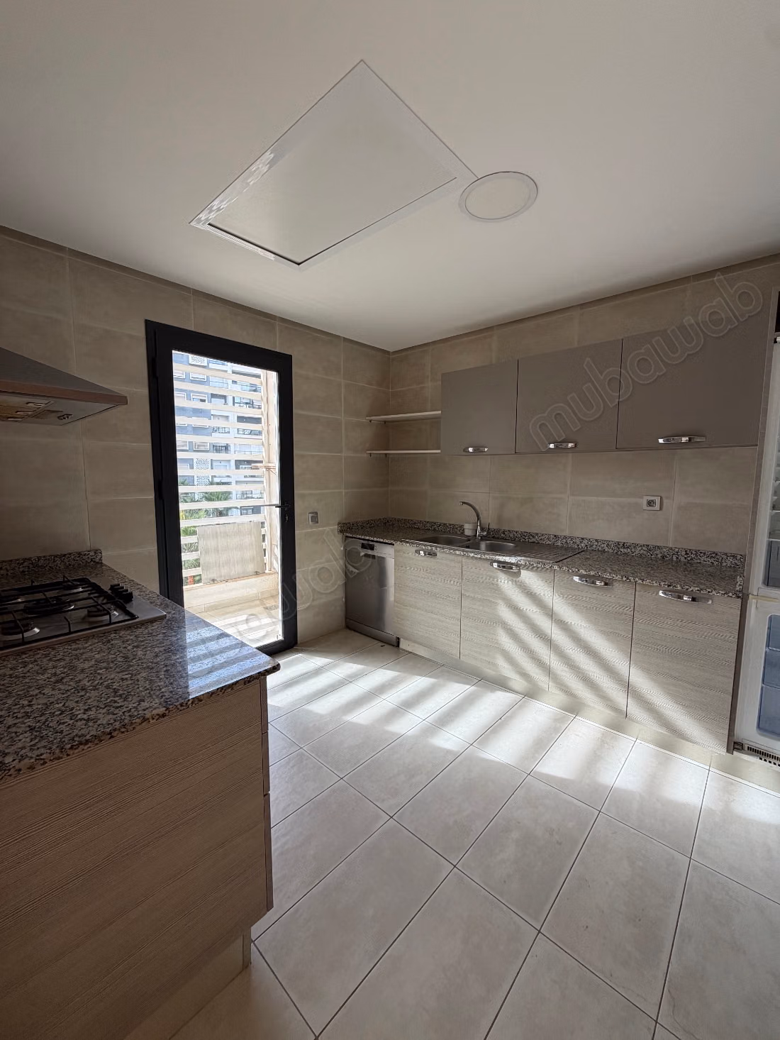Vend appartement à Riyad. 
Surface totale 122 m². 
Porte blindée et résidence sécurisée