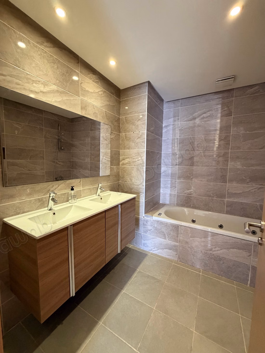 Vend appartement à Riyad. 
Surface totale 122 m². 
Porte blindée et résidence sécurisée