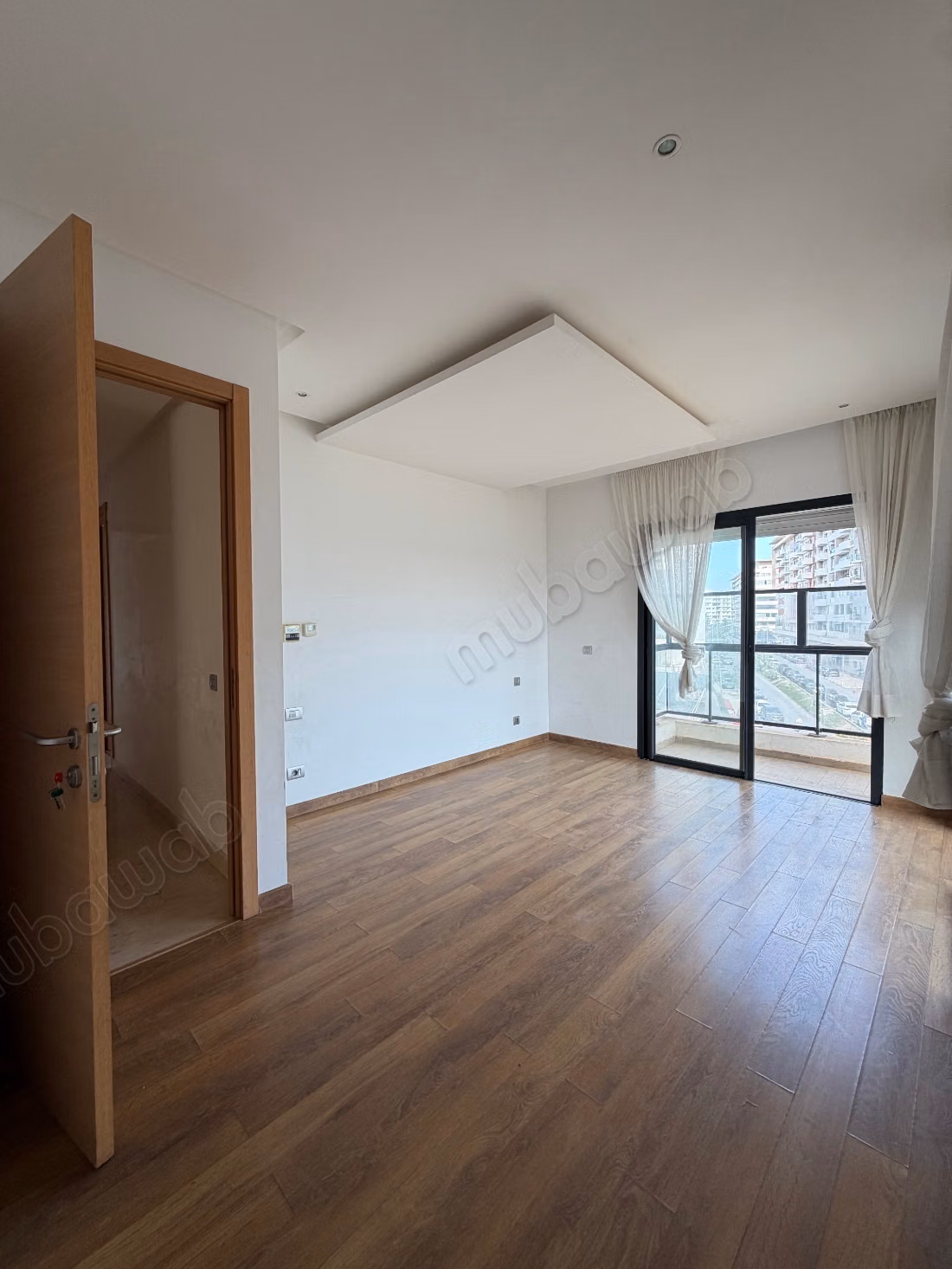 Vend appartement à Riyad. 
Surface totale 122 m². 
Porte blindée et résidence sécurisée