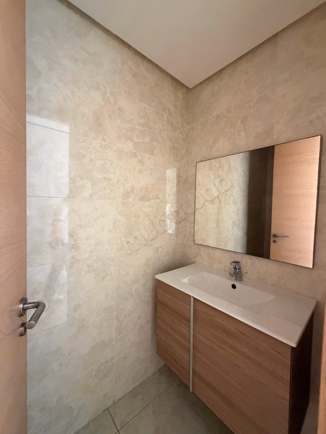 Vend appartement à Riyad. 
Surface totale 122 m². 
Porte blindée et résidence sécurisée