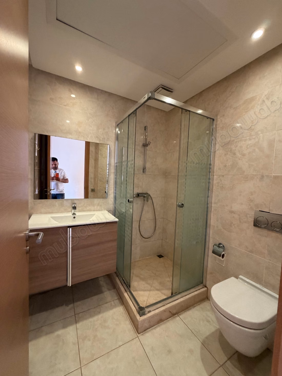 Vend appartement à Riyad. 
Surface totale 122 m². 
Porte blindée et résidence sécurisée