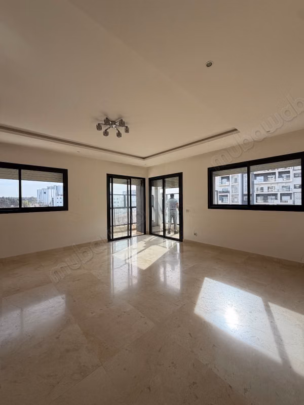 Vend appartement à Riyad. 
Surface totale 122 m². 
Porte blindée et résidence sécurisée
