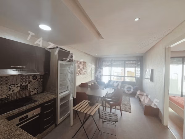 Estudio equipado moderno con balcón ideal para invertir