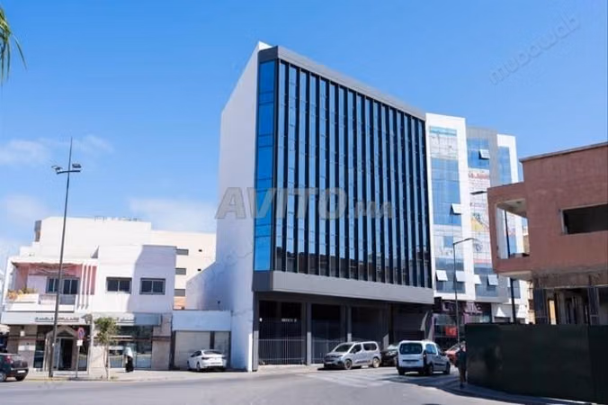 Beaux bureaux à louer à Aïn Sebaâ.
Superficie 84 m².
Parking et ascenseur