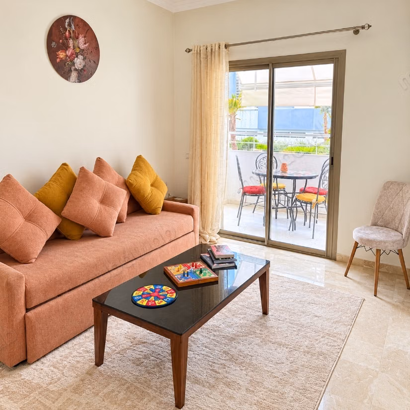 Location d'un appartement à El Qaria. 
3 belles chambres. 
Meublé