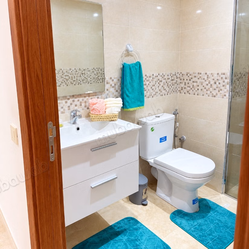 Location d'un appartement à El Qaria. 
3 belles chambres. 
Meublé