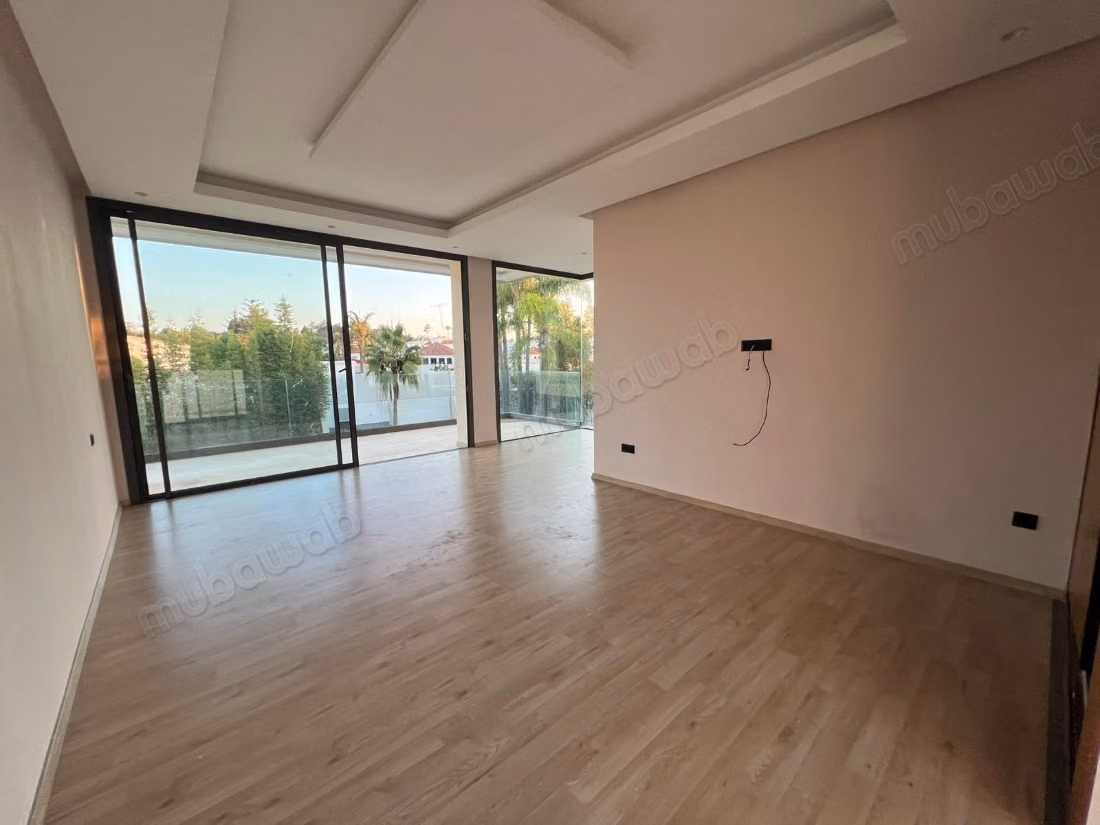 Location villa de haut standing à Quartier Des Ambassades. 7 pièces. Espaces verts et ascenseur