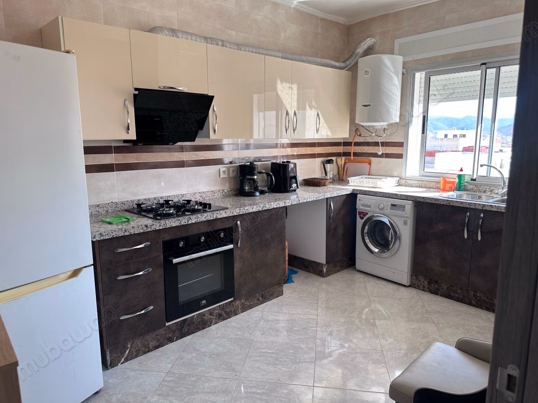 Appartement à louer à Saniat Errmel Peut être loué meublé ou vide. 
6 pièces confortables. Bien meublé