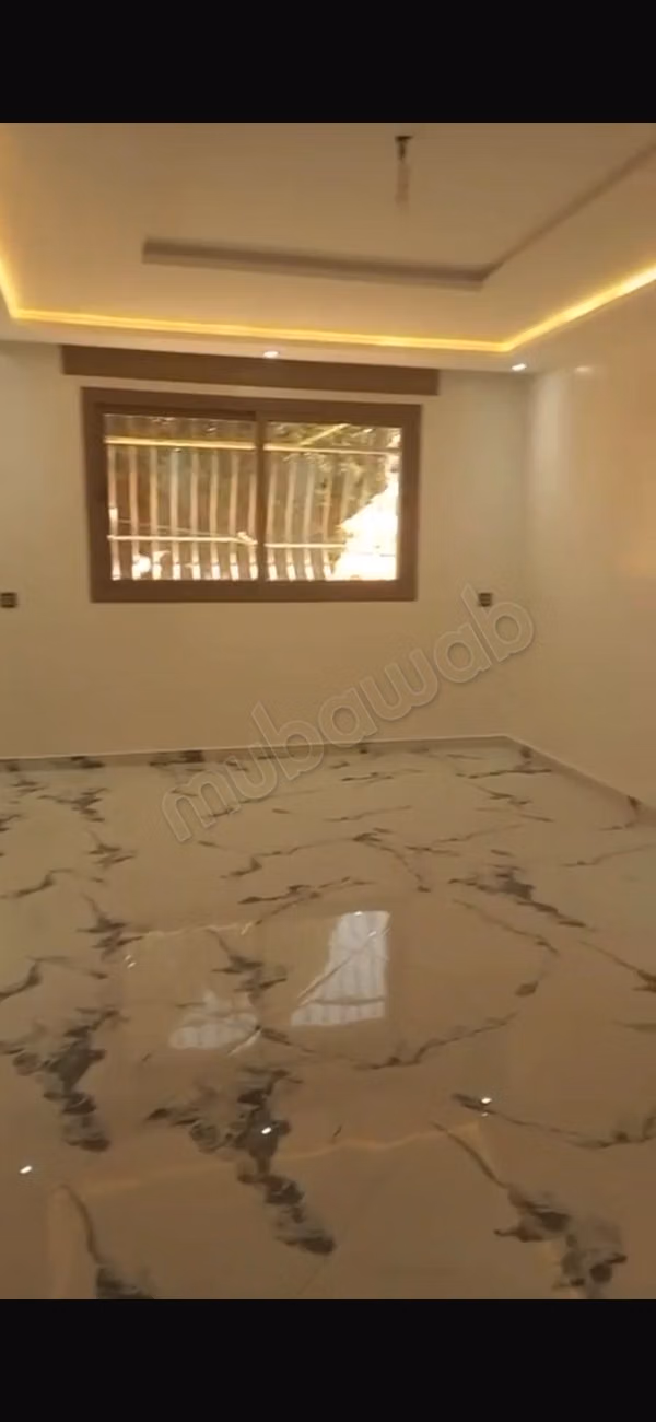 Louez cet appartement à Saniat Errmel. 
Superficie 100 m². 
Avec ascenseur