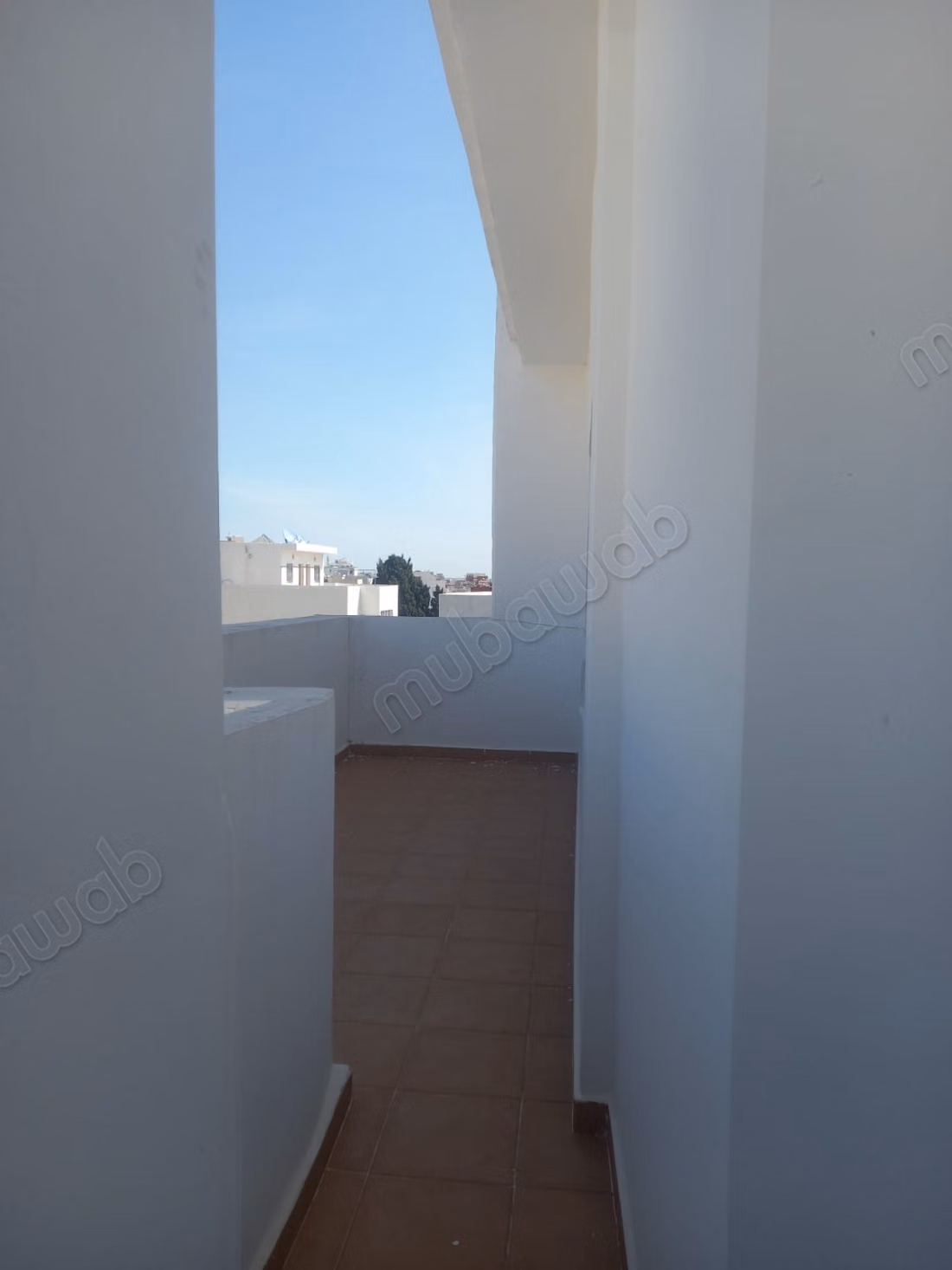 Location d'un appartement à Saniat Errmel. 
Surface de 100 m². 
Avec ascenseur et terrasse