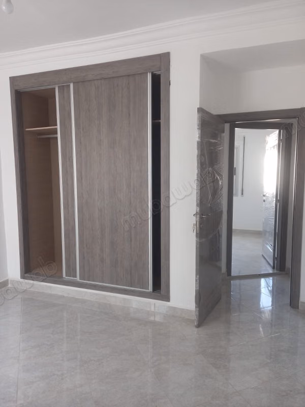 Location d'un appartement à Saniat Errmel. 
Surface de 100 m². 
Avec ascenseur et terrasse