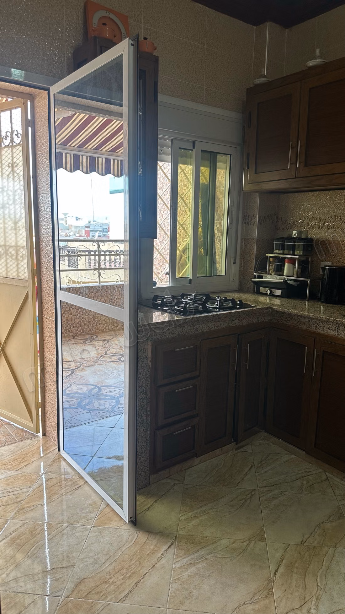 Vente d'un bel appartement à Ksar el Kébir. 
4 grandes pièces. 
Avec ascenseur et terrasse