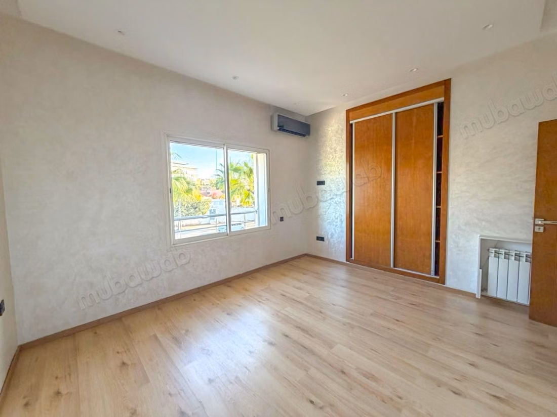 Magnifique villa à louer à Ain Diab. 4 chambres agréables. Porte sécurisée et chauffage central
