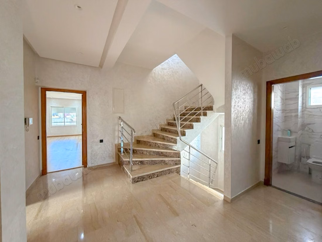 Magnifique villa à louer à Ain Diab. 4 chambres agréables. Porte sécurisée et chauffage central
