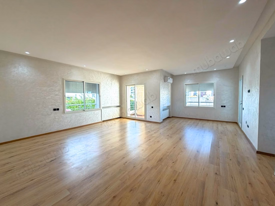 Magnifique villa à louer à Ain Diab. 4 chambres agréables. Porte sécurisée et chauffage central