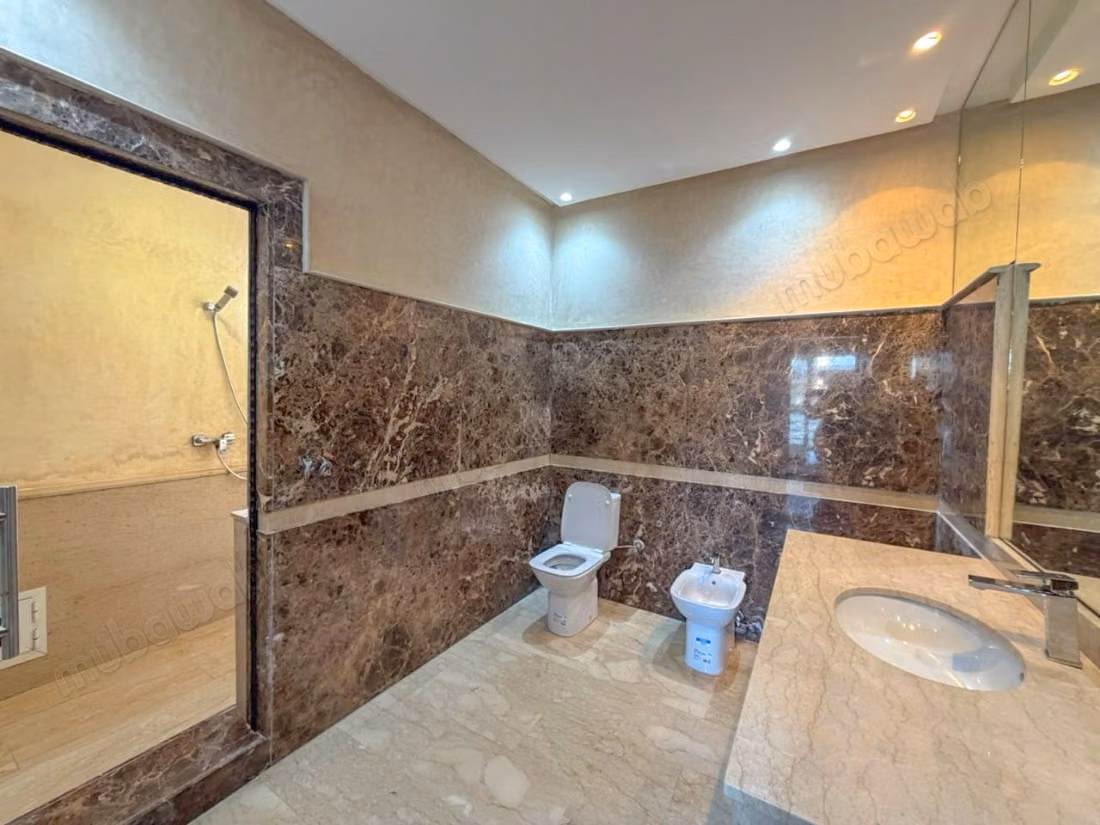 Magnifique villa à louer à Ain Diab. 4 chambres agréables. Porte sécurisée et chauffage central