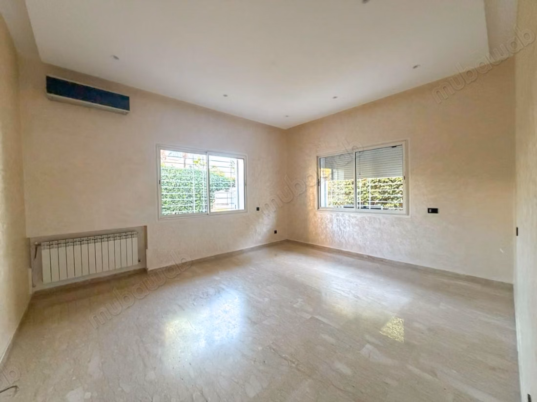 Magnifique villa à louer à Ain Diab. 4 chambres agréables. Porte sécurisée et chauffage central