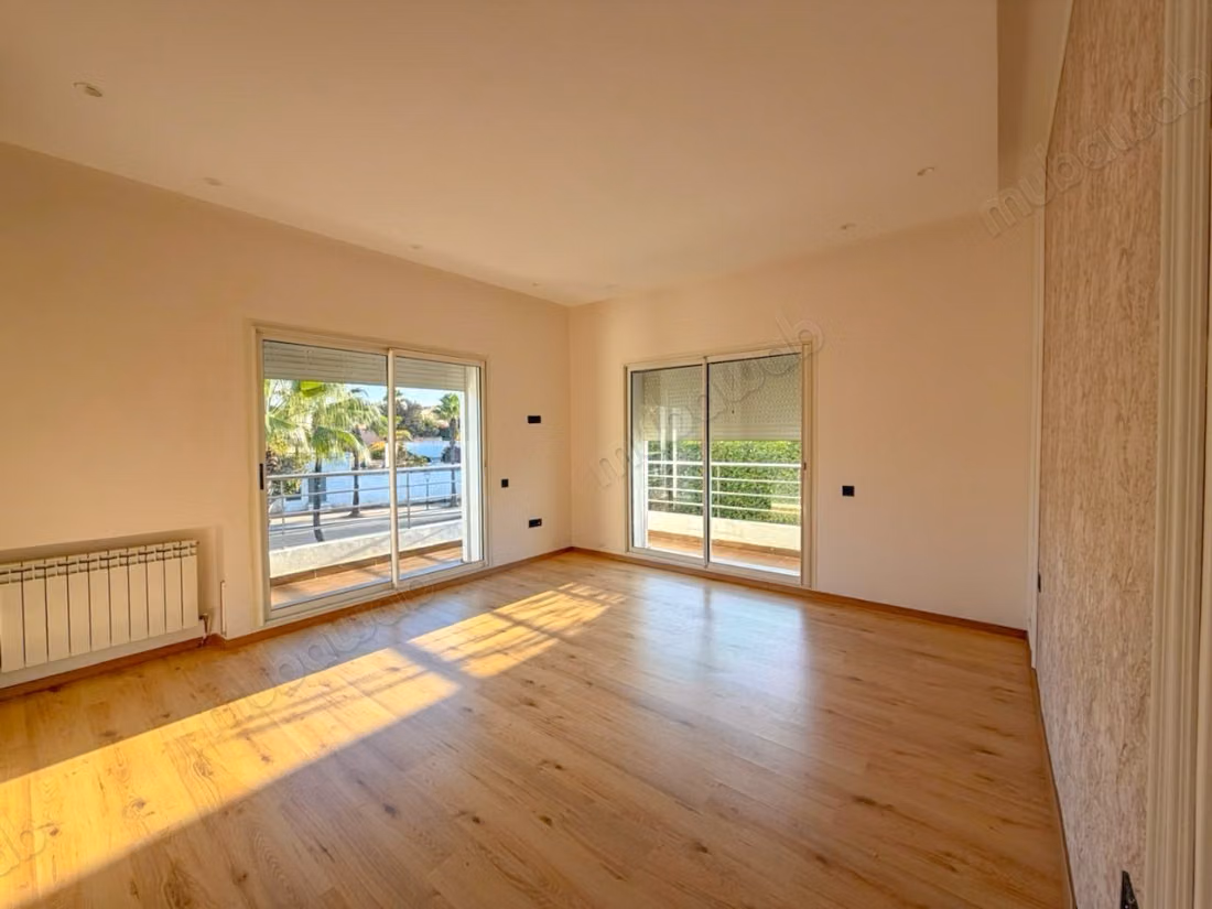 Magnifique villa à louer à Ain Diab. 4 chambres agréables. Porte sécurisée et chauffage central