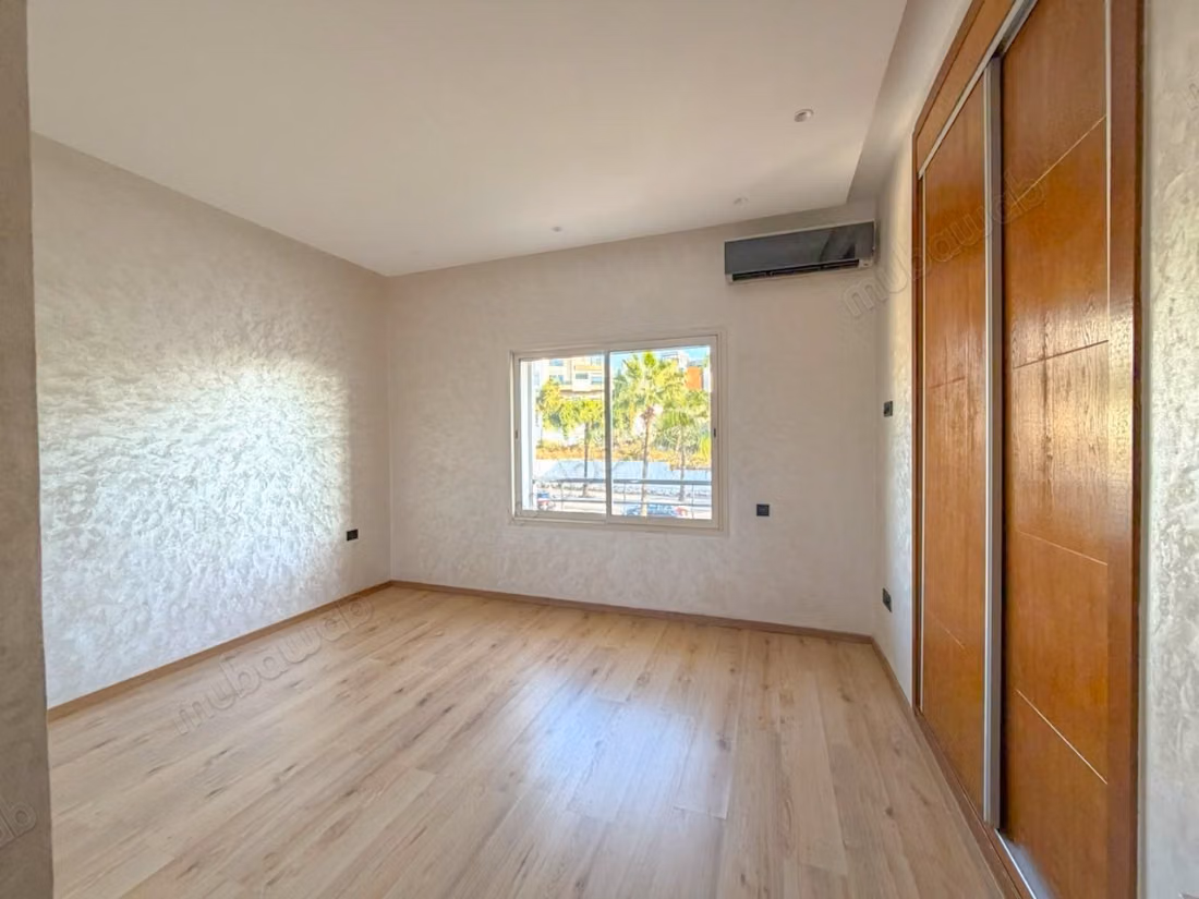 Magnifique villa à louer à Ain Diab. 4 chambres agréables. Porte sécurisée et chauffage central