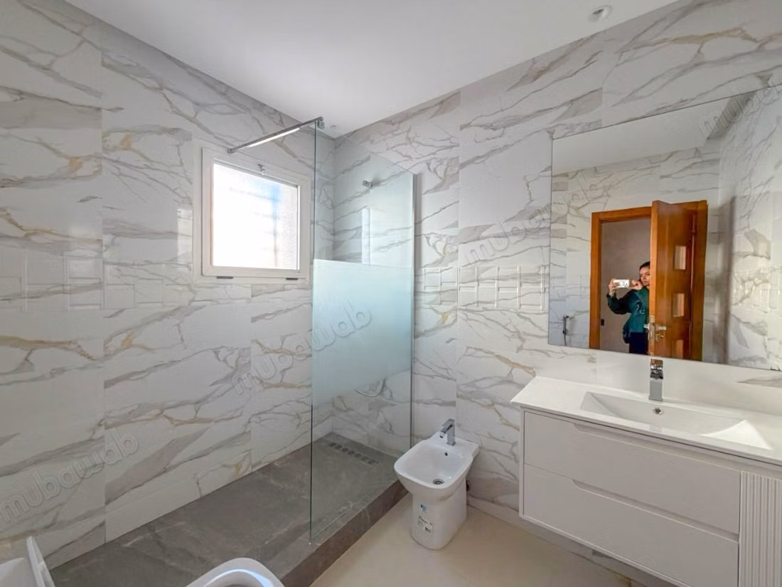Magnifique villa à louer à Ain Diab. 4 chambres agréables. Porte sécurisée et chauffage central