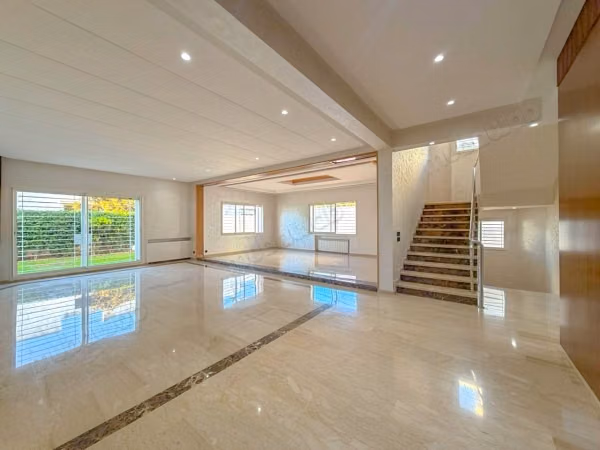 Magnifique villa à louer à Ain Diab. 4 chambres agréables. Porte sécurisée et chauffage central