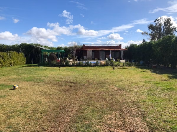 Villa avec belle jardin et piscine