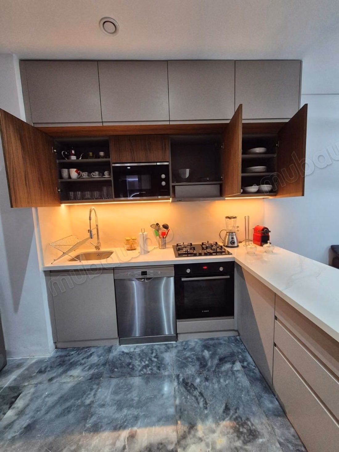 Hoge verdieping studio te huur gemeubileerd in CFC