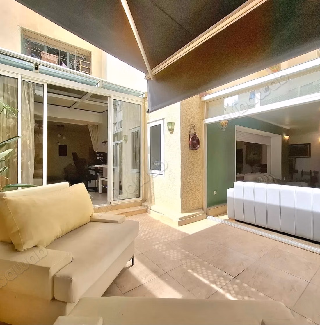 Bel appartement à vendre à Maârif Extension.
Superficie 320 m².
Ascenseur et terrasse
