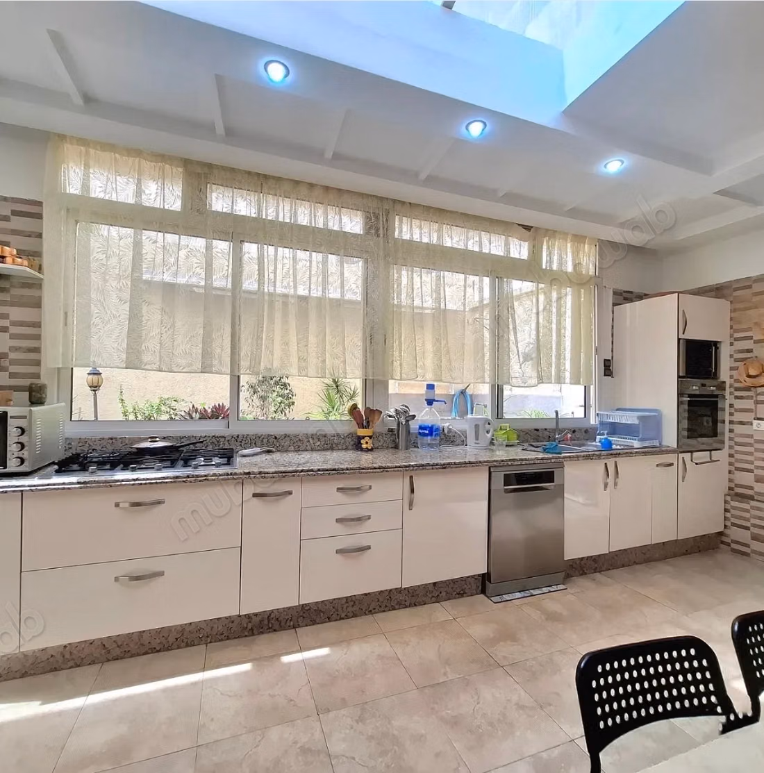 Bel appartement à vendre à Maârif Extension.
Superficie 320 m².
Ascenseur et terrasse