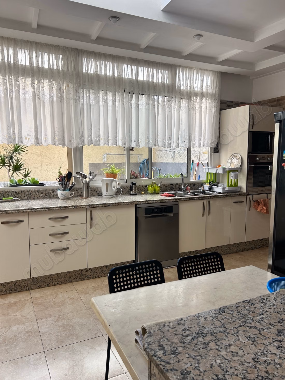 Bel appartement à vendre à Maârif Extension.
Superficie 320 m².
Ascenseur et terrasse