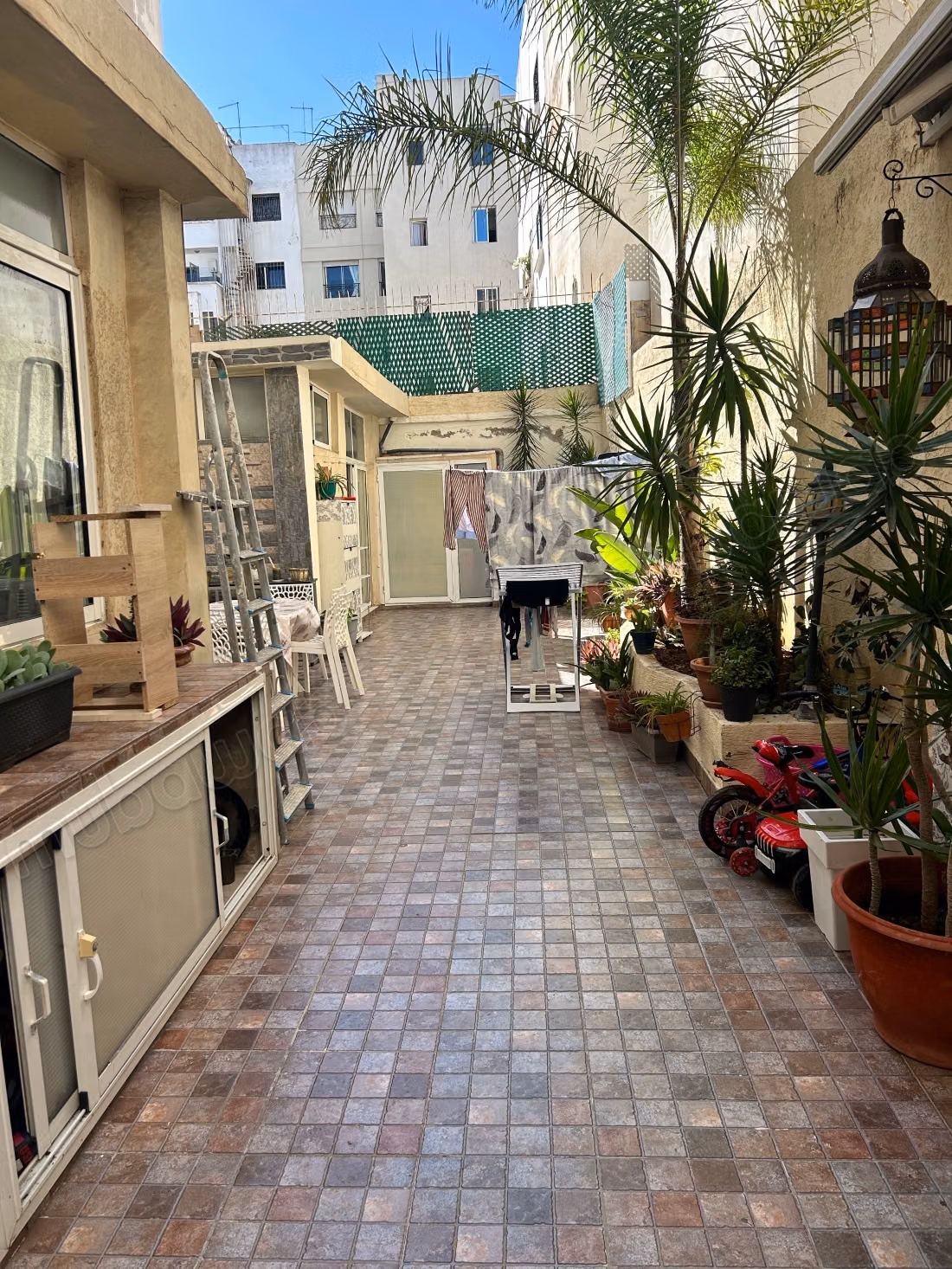 Bel appartement à vendre à Maârif Extension.
Superficie 320 m².
Ascenseur et terrasse