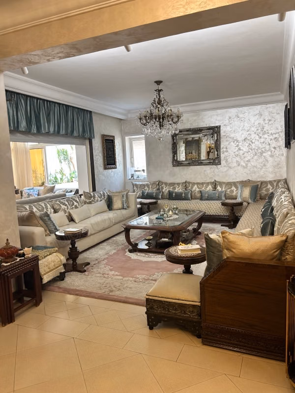 Bel appartement à vendre à Maârif Extension.
Superficie 320 m².
Ascenseur et terrasse