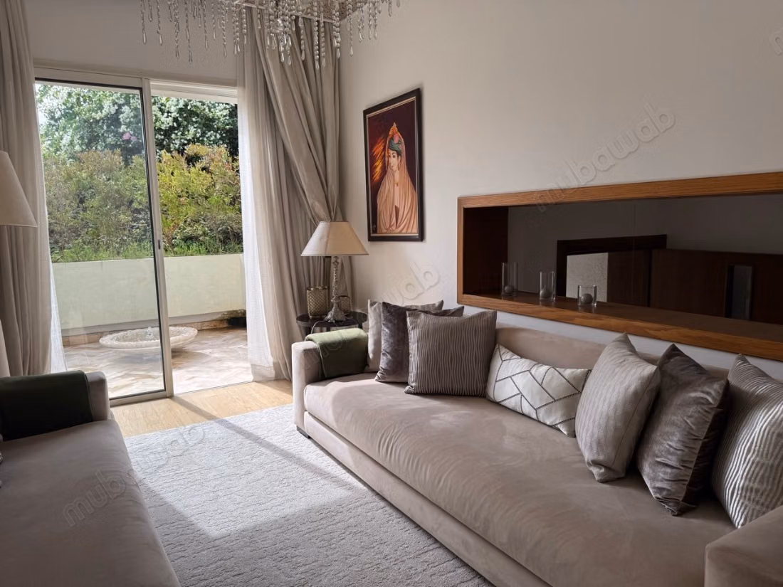 Maison de haut standing à vendre à Oasis. 
4 chambres. 
Jardin et terrasse