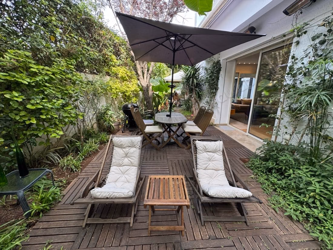 Maison de haut standing à vendre à Oasis. 
4 chambres. 
Jardin et terrasse